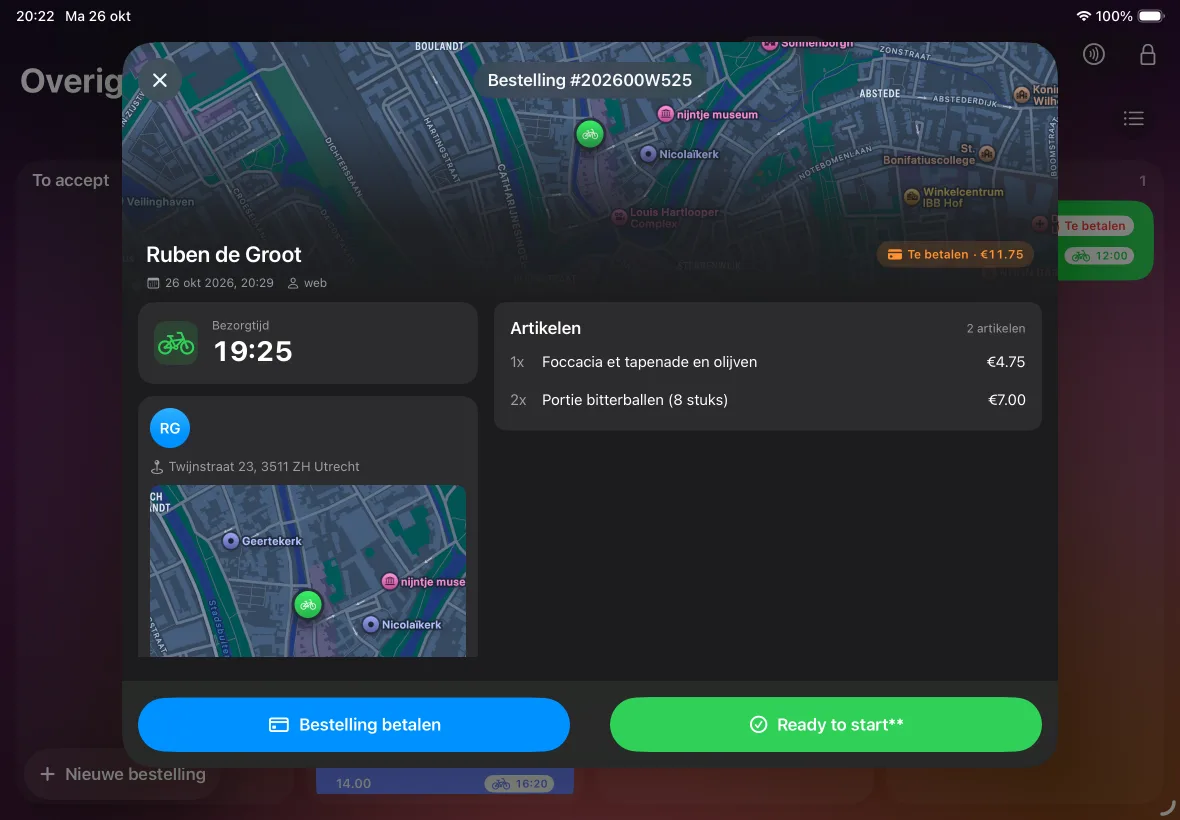 Bezorgbestelling uit de webshop op de Spont-kassa op de iPad: naam, bezorgtijd 19:25, adres op de kaart en de bestelde artikelen
